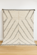 Tapis marocain chevron gris sur fond crème