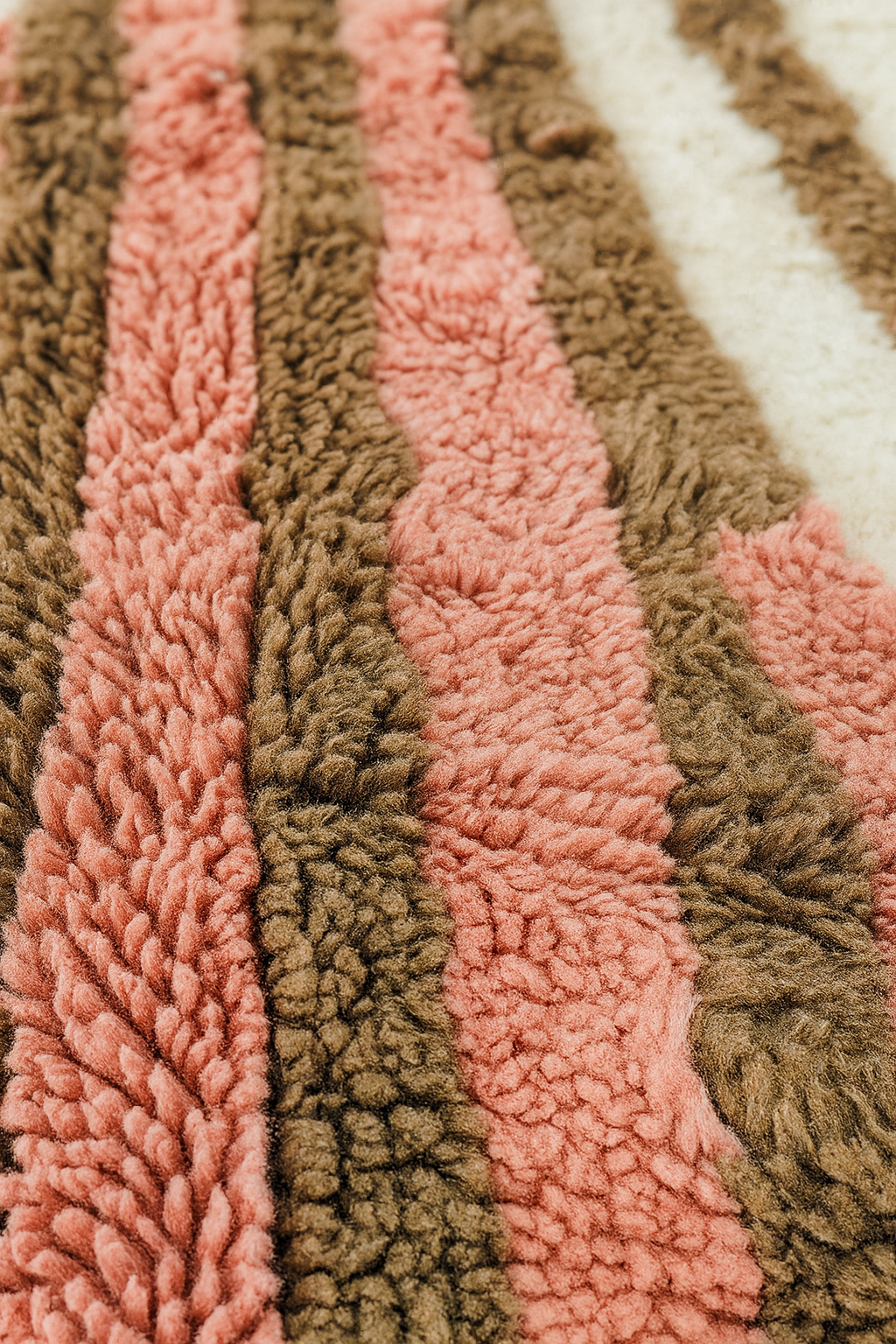 Tapis marocain en laine – Design moderne terracotta