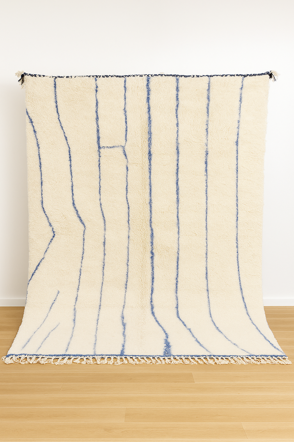 Tapis berbère en laine écru à lignes bleues