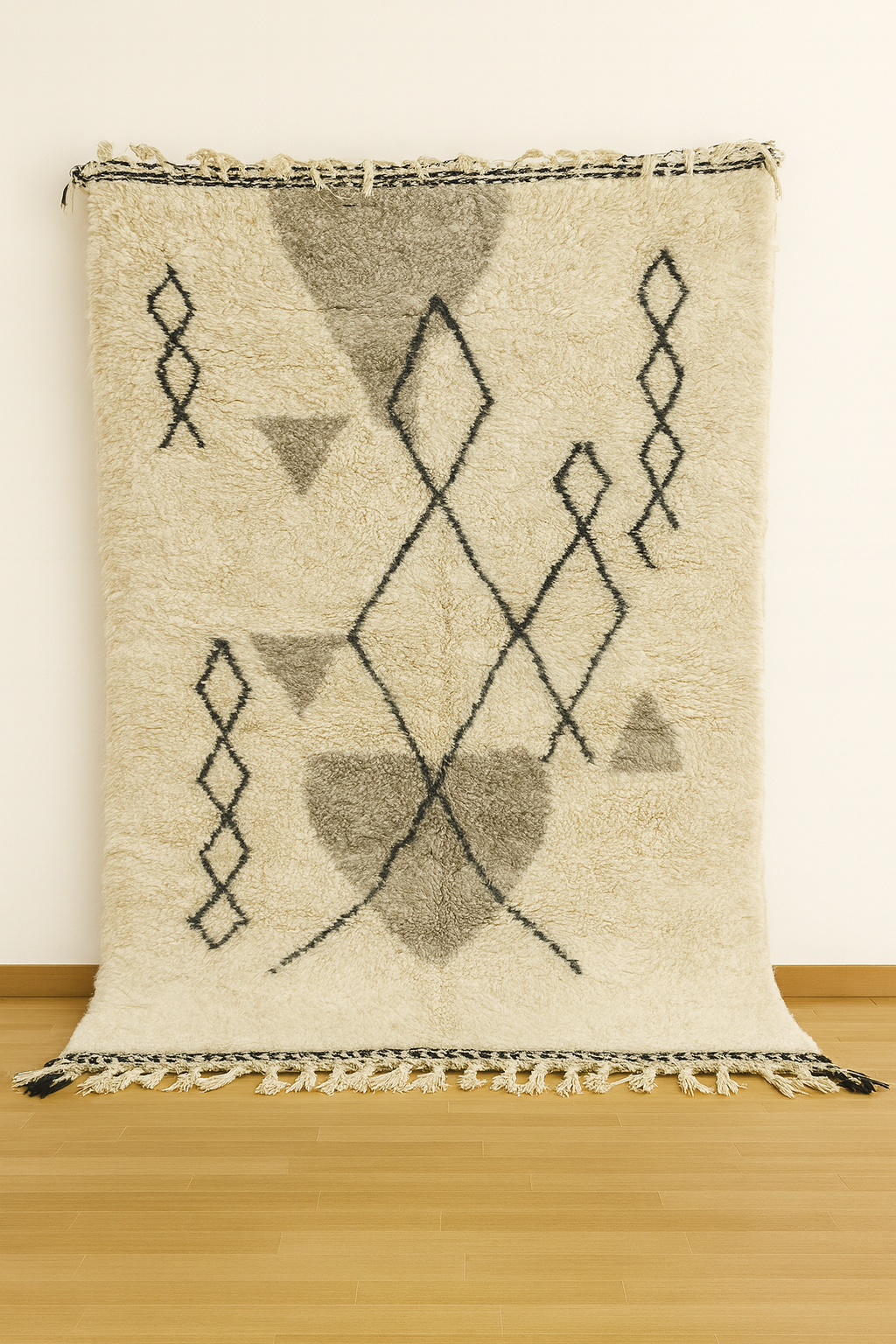 Tapis berbère en laine écru à motifs gris et noirs