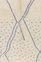 Tapis berbère en laine blanc avec motifs bleus