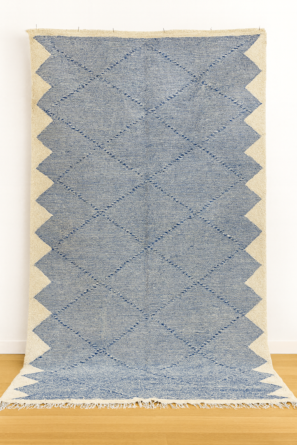 Tapis kilim en laine bleu et écru à losanges
